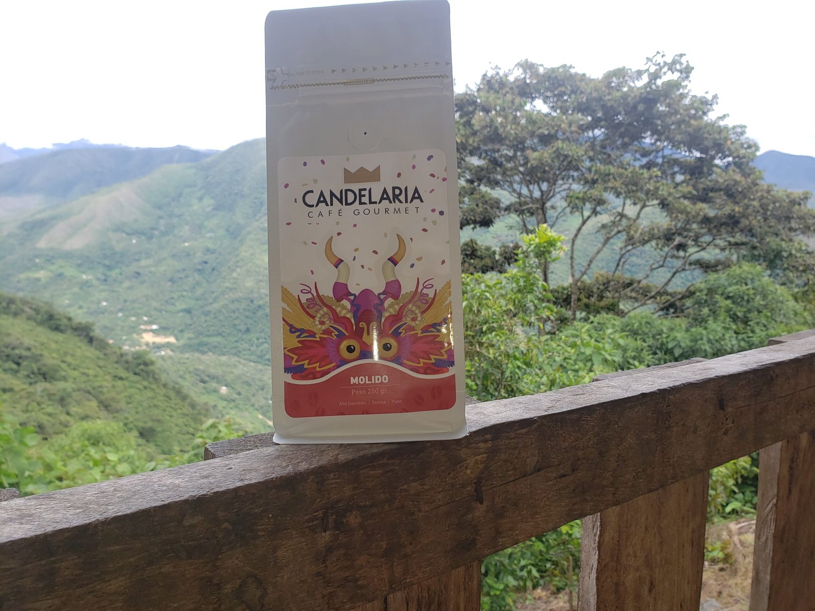 Bolsa de Café Candelaria frente a las montañas y los cafetales