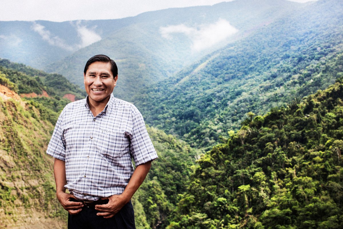 Raúl Mamani, caficultor de Uchuñari Coffee, frente a las montañas de la selva de Sandia